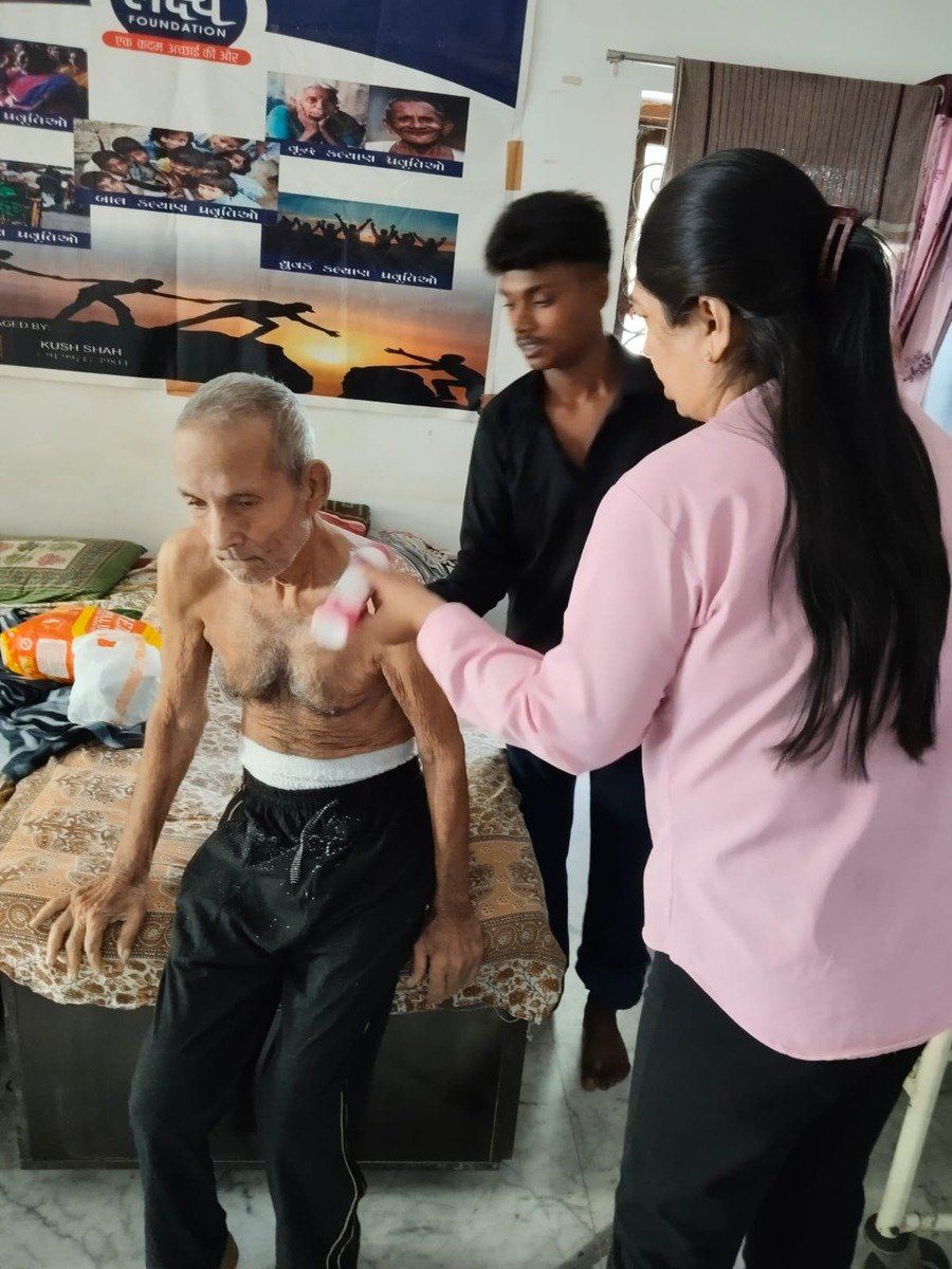 લક્ષ્ય ફાઉન્ડેશનના સેવકો વડીલની સંભાળ લેતા