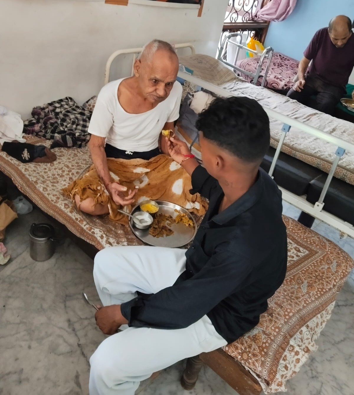 સેવક વડીલને પ્રેમથી ભોજન કરાવતા