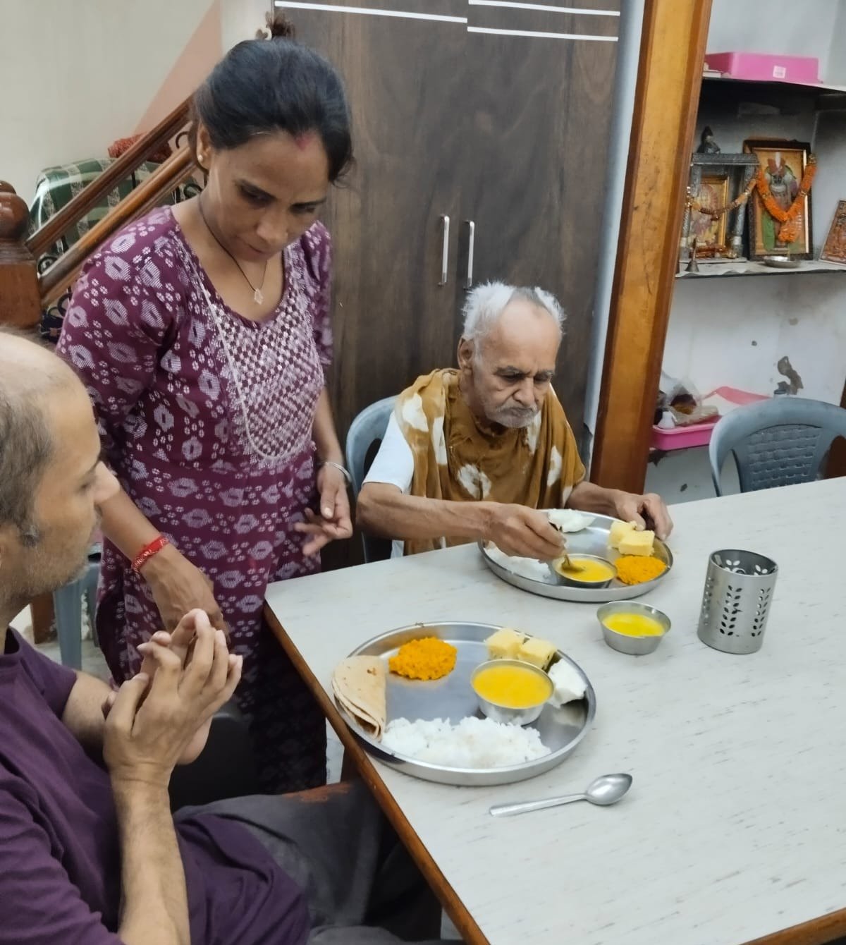 વડીલો સાથે બેસીને ભોજન કરતા