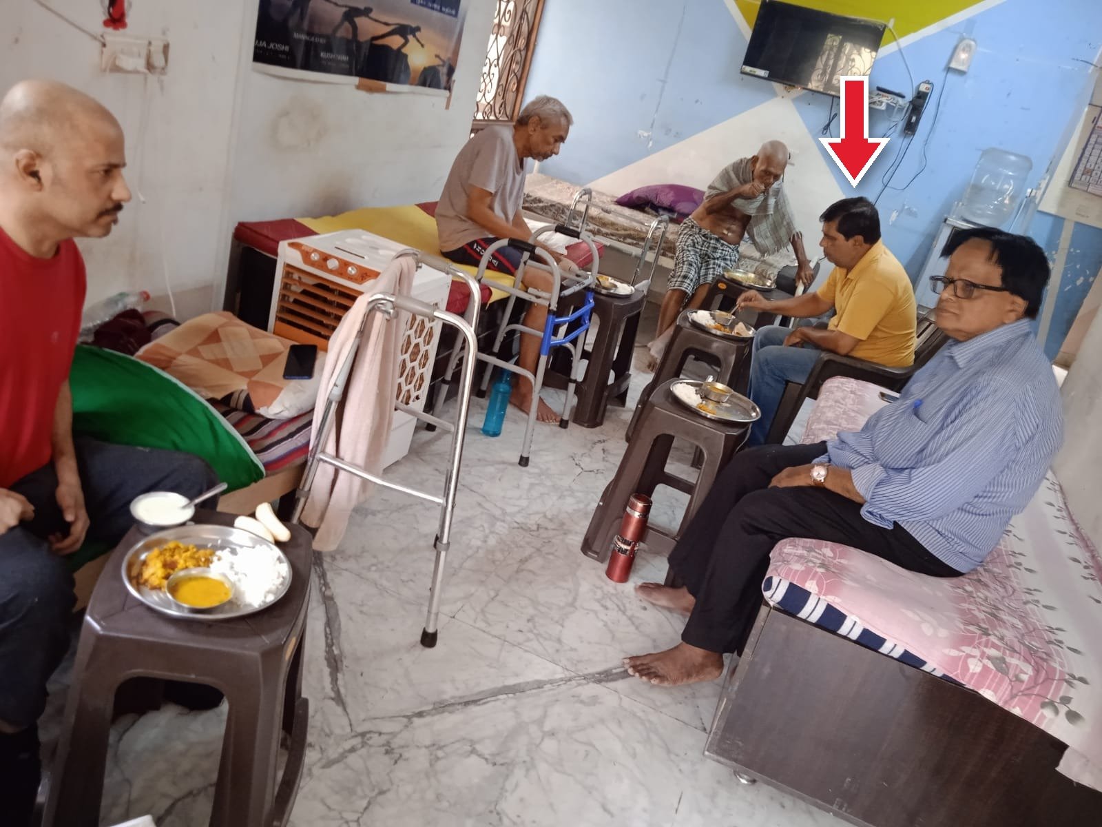 શ્રી યજ્ઞેશ જોશી રહેવાસીઓ સાથે ભોજન લેતા