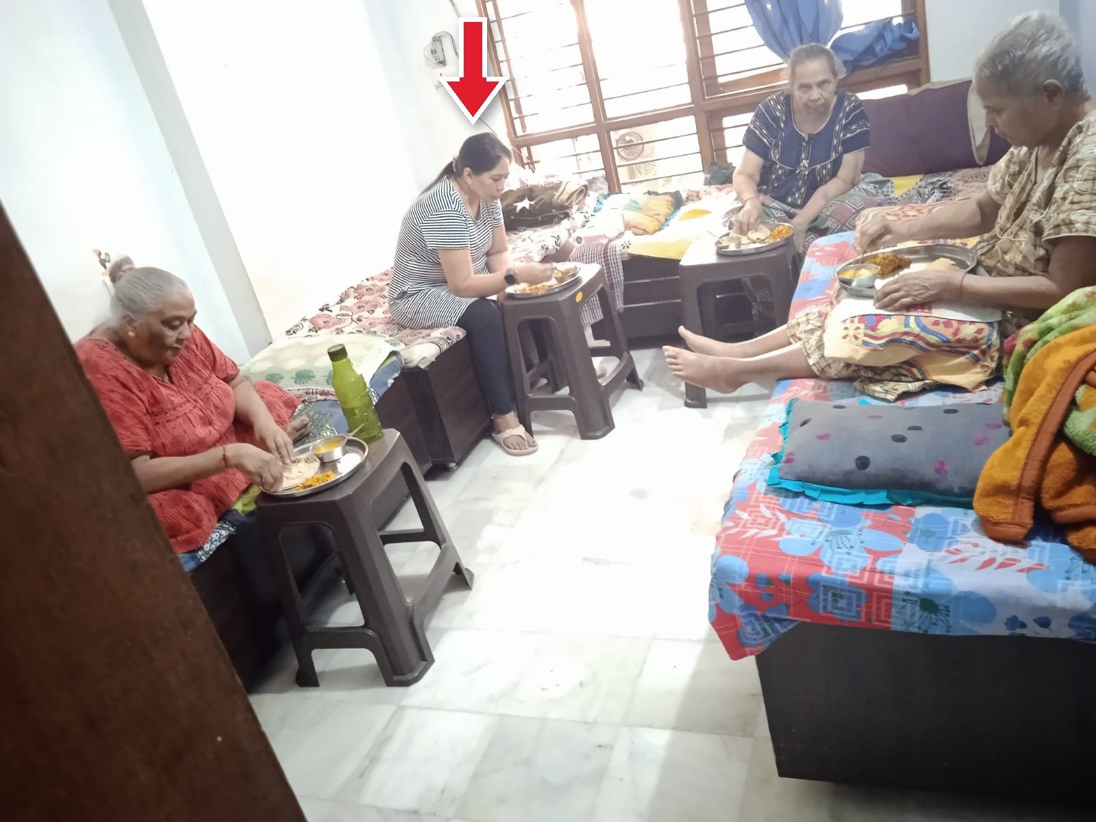 શ્રીમતી લજ્જા જોશી રહેવાસીઓ સાથે