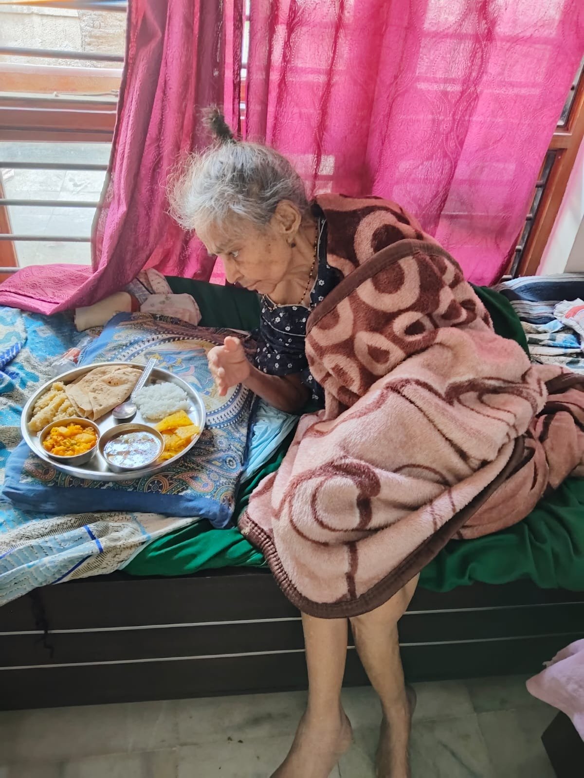 વડીલ માજી ભોજન લેતા