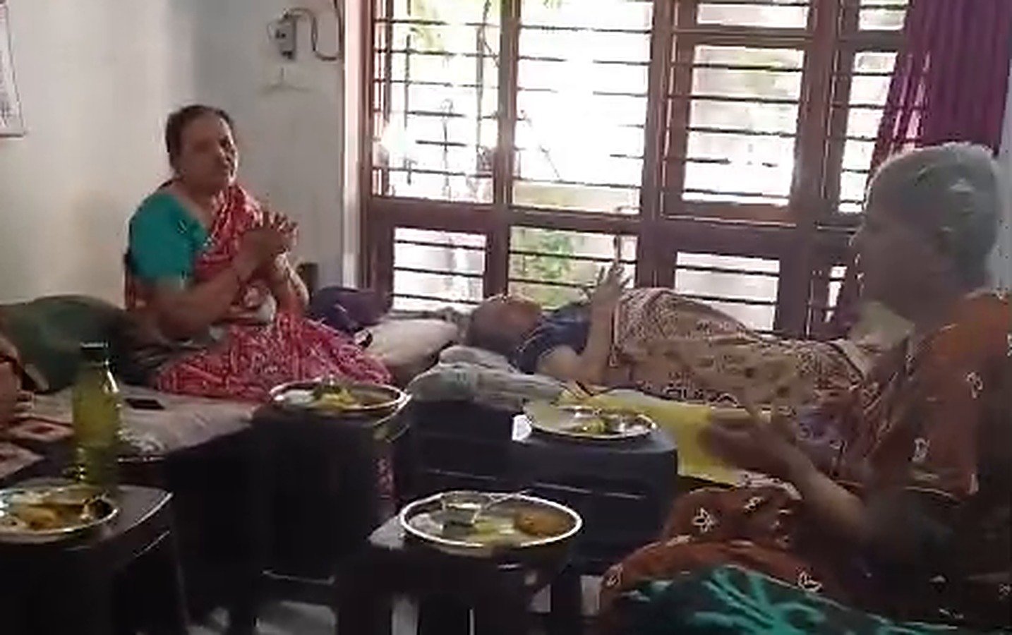 લક્ષ્ય ફાઉન્ડેશનમાં વડીલ મહિલાઓ સાથે ભોજન લેતા